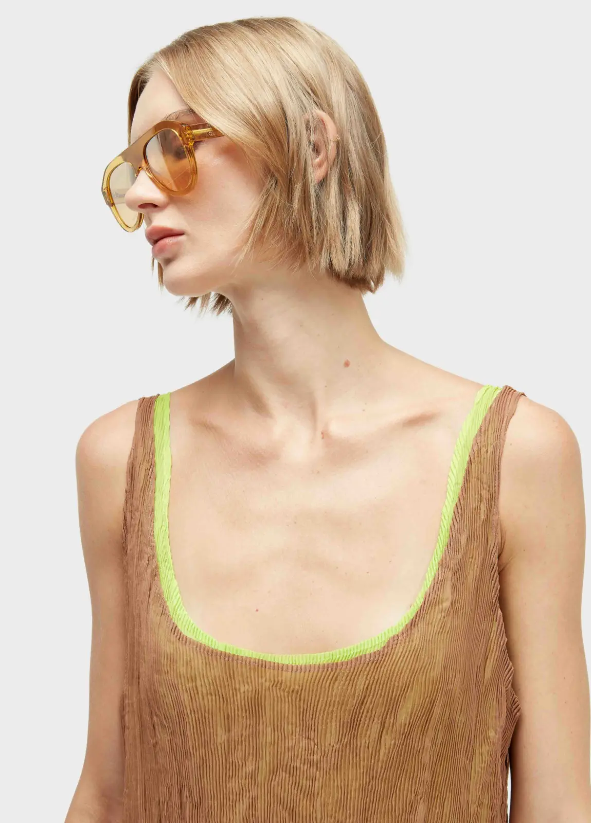 Modelo usando óculos de acetato desenvolvidos para a Osklen Eyewear